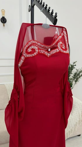 فستان سهرة فخم لون احمر