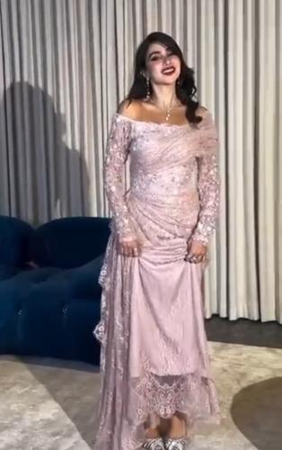 فستان دانتيل لون وردي