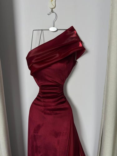 فستان مخمل عودي يخطف الانظار