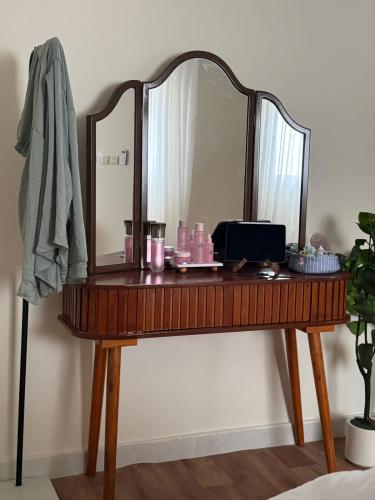 تسريحة خشب فاخره مع مرايه