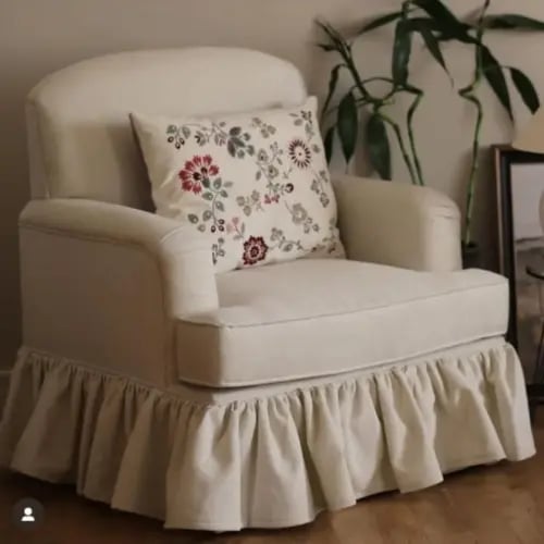 كنبة مع مخده برسم زهري متنوع