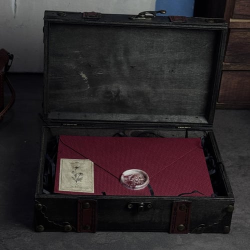 ظرف عتيق أحمر