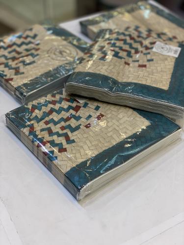 مناديل بنقش الحصير ١٠ أكياس ( ٢٠ حبه بالكيس ) + ١ مجانا
