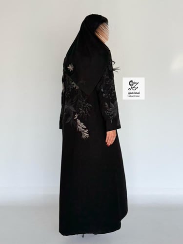 عبايه لقاء بقماش ملكي مطرز مع كرستال