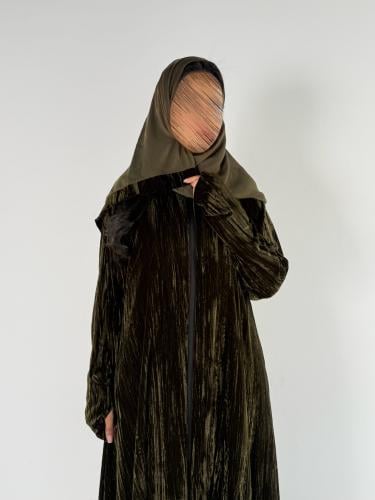 عبايه شوق كلوش بقماش مخمل مكسر خفيف بفتحه اصبع