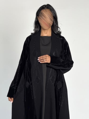 عبايه أرين بقماش بقماش كريب اندنوسي بتدخيل مخمل