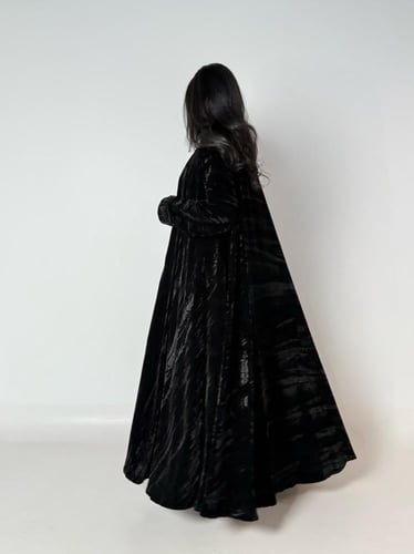 عبايه شوق دبل كلوش بقماش مخمل مكسر اسودخفيف بفتحه...