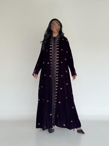 عبايه شموخ دبل كلوش بقماش مخمل بتدخيل تطريزلون موف