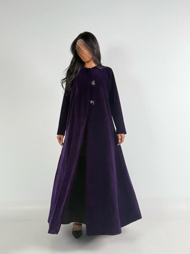 عبايه ولاء كلوش بقماش مخمل واقف مع زرار فراشه