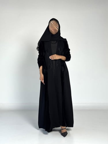 عبايه أرين بقماش بقماش كريب اندنوسي بتدخيل مخمل