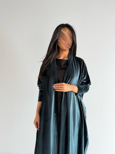 عبايه مي نص بشت فراشه بقماش مخمل