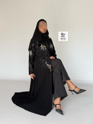 عبايه لقاء بقماش ملكي مطرز مع كرستال