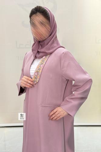 عبايه بليزر بقماش باربي بنك بتدخيل تطريز على الياق...