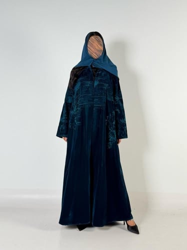 عبايه لقاء مبطنه بقماش مخمل كوري بتدخيل تطريز ناعم...