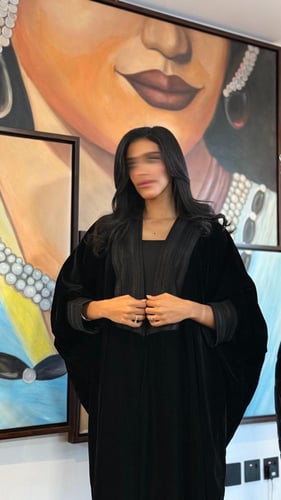 عبايه نيهال نص بشت بقماش مخمل اسود