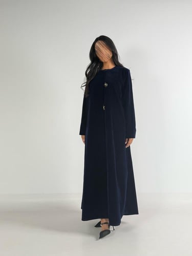 عبايه ولاء كلوش بقماش مخمل واقف مع زرار فراشه