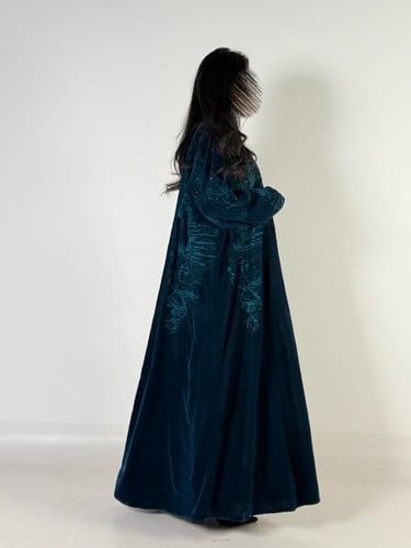 عبايه لقاء مبطنه بقماش مخمل كوري بتدخيل تطريز ناعم...