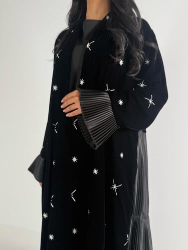 عبايه ميرال كلوش بقماش مخمل كوري مع كسرات ب الخلف