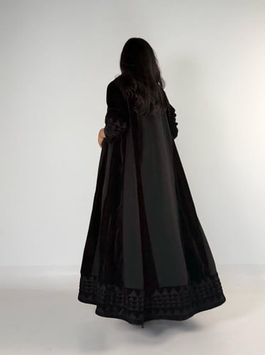 عبايه سرايا بقماش مخمل مع كريب الابداع شرائح