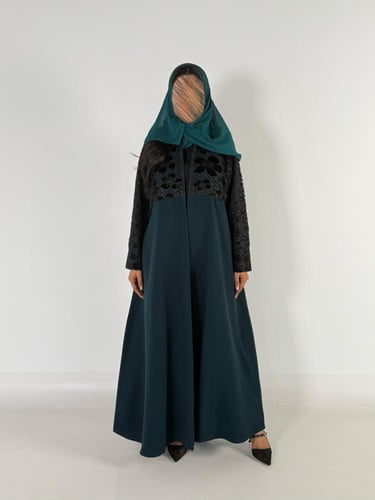 عبايه لارا كلوش بقماش كريب اندنوسي بتدخيل دانتيل