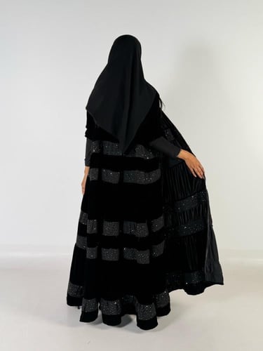 عبايه علاكلوش طبقات بقماش مخمل كوري بتدخيل شانيل ا...