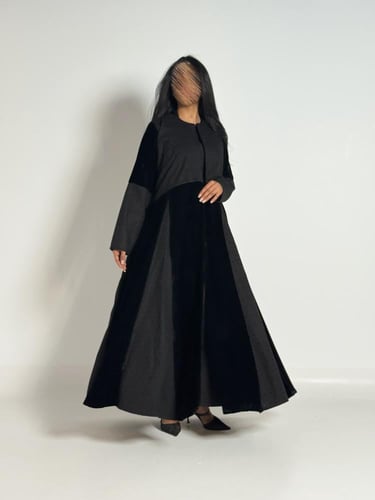 عبايه سمو كلوش بقماش مخمل بتدخيل ركاما اسود