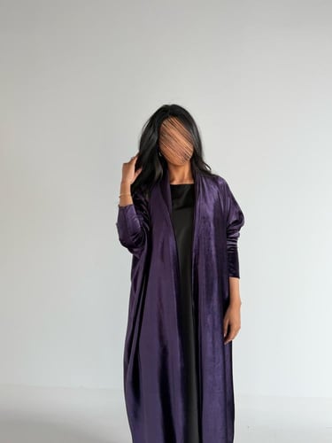 عبايه مي نص بشت فراشه بقماش مخمل موف