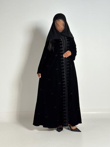 عبايه شموخ دبل كلوش بقماش مخمل بتدخيل تطريز اسود