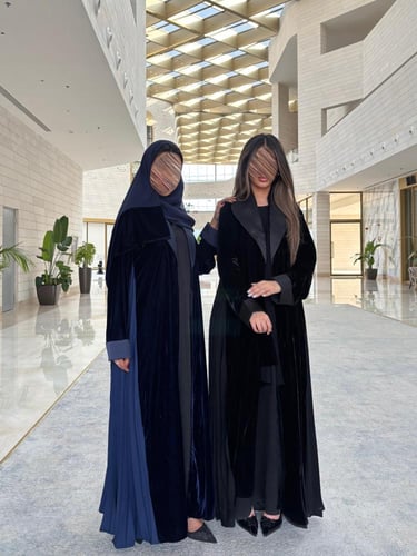 عبايه وجدان بقماش مخمل كحلي بتدخيل كسرات ناعم لون...