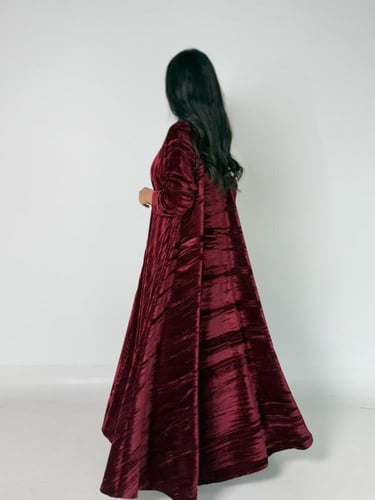 عبايه دبل كلوش بقماش مخمل كوري مكسر لون عنابي