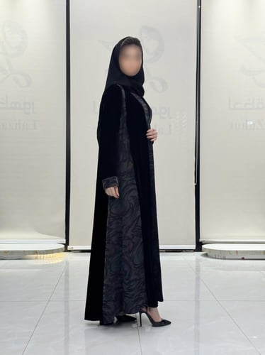 عبايه النايفه بقماش مخمل كوري بتدخيل حرير تركي مشج...
