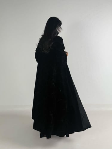 عبايه وديان دبل كلوش بقماش مخمل كوري مع تطريز اسود