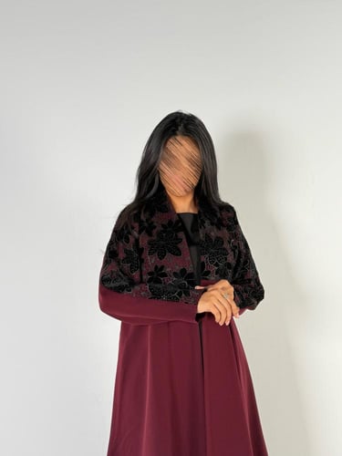 عبايه لارا كلوش بقماش كريب اندنوسي بتدخيل دانتيل ع...