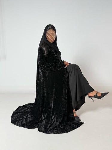 عبايه شوق دبل كلوش بقماش مخمل مكسر اسودخفيف بفتحه...