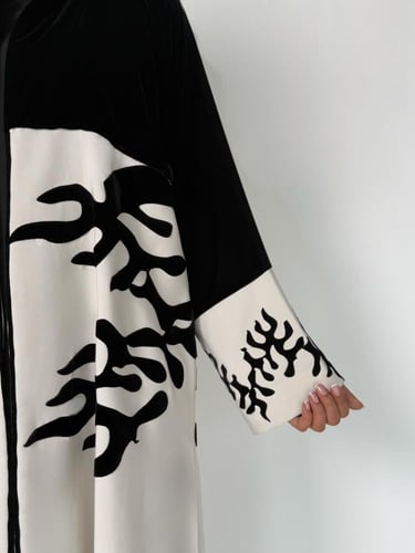 عبايه وجين كلوش بقماش مخمل بتحديد كريب اندنوسي بيج