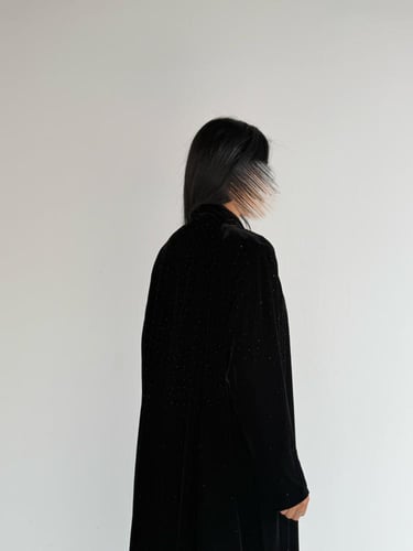 عبايه الجوهره بقماش مخمل كوري بتدخيل كرستال اسود