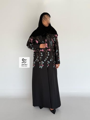 بليزر امينه بقماش باربي اسود بتطريز ناعم امام