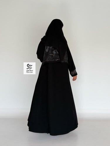 عبايه نوف كلوش بقماش ملكي اسود فاحم بتدخيل دانتيل...