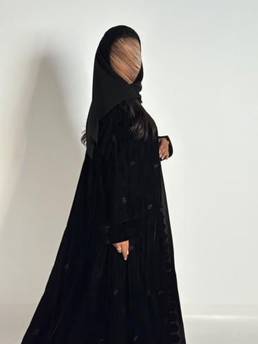 عبايه شموخ دبل كلوش بقماش مخمل بتدخيل تطريز اسود