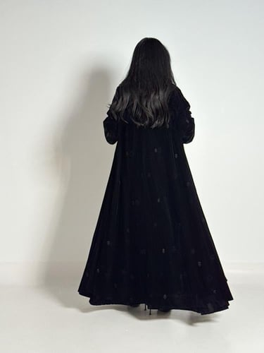 عبايه شموخ دبل كلوش بقماش مخمل بتدخيل تطريز اسود