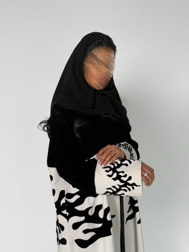 عبايه وجين كلوش بقماش مخمل بتحديد كريب اندنوسي بيج