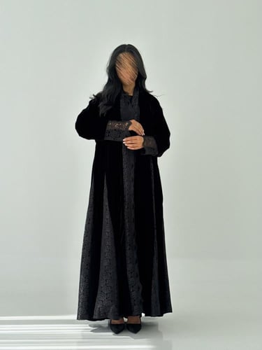 عبايه توق كلوش كامل قماش مخمل بتدخيل دانتيل