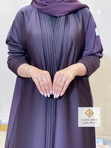 عبايه كلوش بنتكس ف الاكمام والياقه لون موف