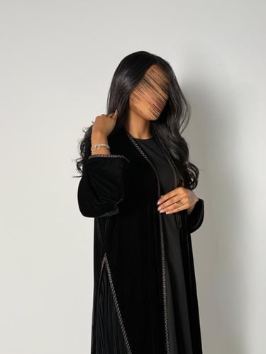 عبايه هديل كلوش بكسرات ف الجوانب قماش مخمل