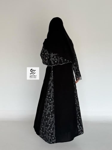 عبايه الغيد كلوش بقماش ملكي اسود بتدخيل تل ترتر