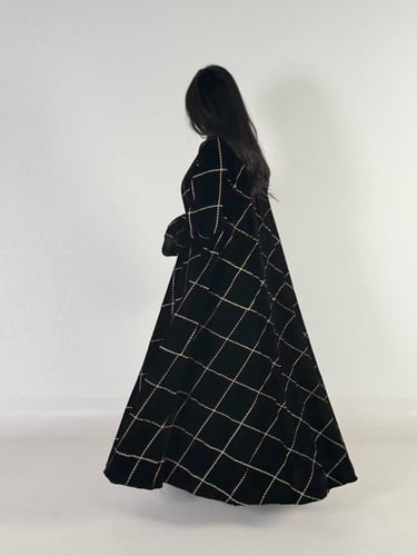 عبايه وديان دبل كلوش بقماش مخمل كوري مع تطريز بيج