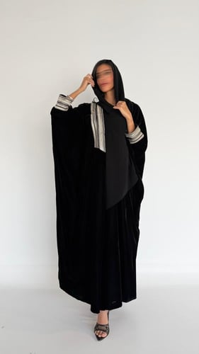 عبايه نيهال نص بشت بقماش مخمل اسود تطريز ذهبي