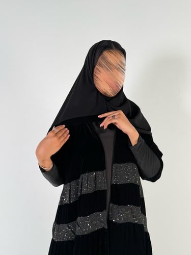 عبايه علاكلوش طبقات بقماش مخمل كوري بتدخيل شانيل ا...