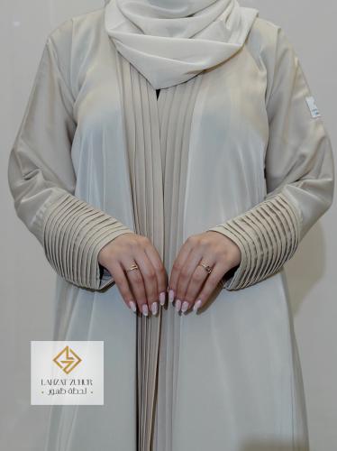 عبايه كلوش بنتكس ف الاكمام والياقه لون بيج