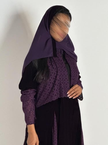 عبايه سمو كلوش بقماش مخمل بتدخيل ركاما موف